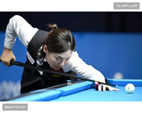 魔术师表演花式台球 赛场间歇娱乐活动吸睛