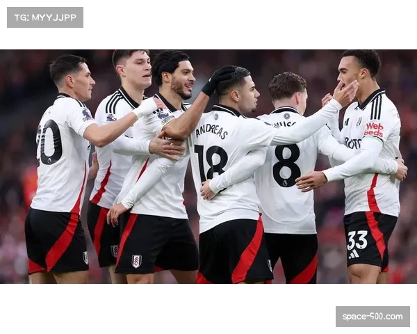 古迪逊公园响起掌声，埃弗顿球迷致敬伤退的对手后卫