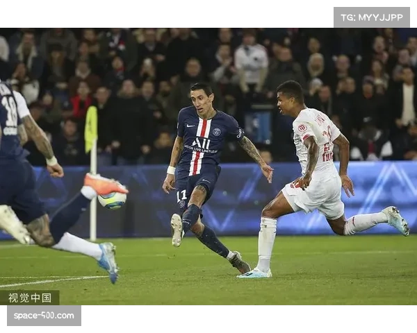 前巴黎球星内马尔现身巴黎主场观看老东家比赛